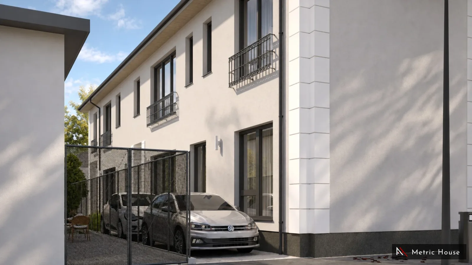 Casă P+1 cu parter din cărămidă roșie, etaj alb și terasă cu balustradă albă, văzută din stradă